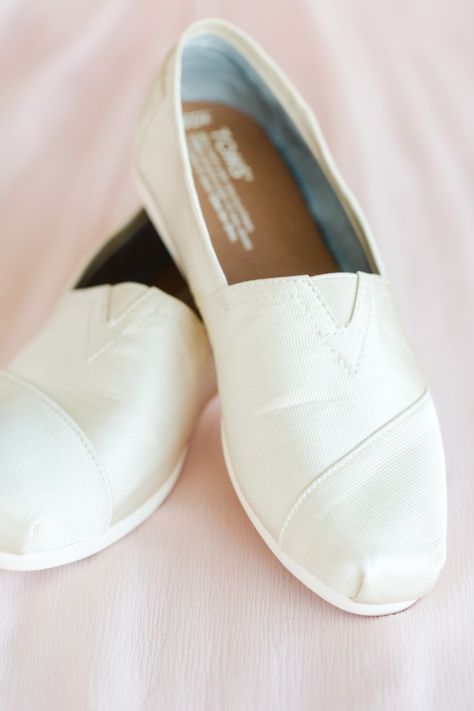 Comfy Wedding Shoes Winter, White Toms Outfit, Toms Wedding Shoes, Simple Wedding Shoes, Wedding Toms, Comfy Wedding Shoes, Toms Shoes Outfits, Wedding Wows, White Toms