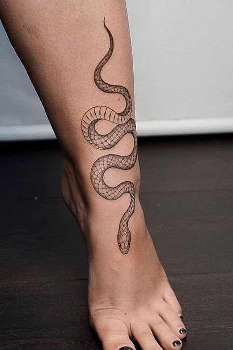 Snake Tattoo ideas For Women Snake Ankle Tattoo, Snake Tattoo Meaning, Serpent Tattoo, Tattoo Trend, Foot Tattoos For Women, Snake Tattoo Design, Initial Tattoo, Arrow Tattoo, Diy Tattoo