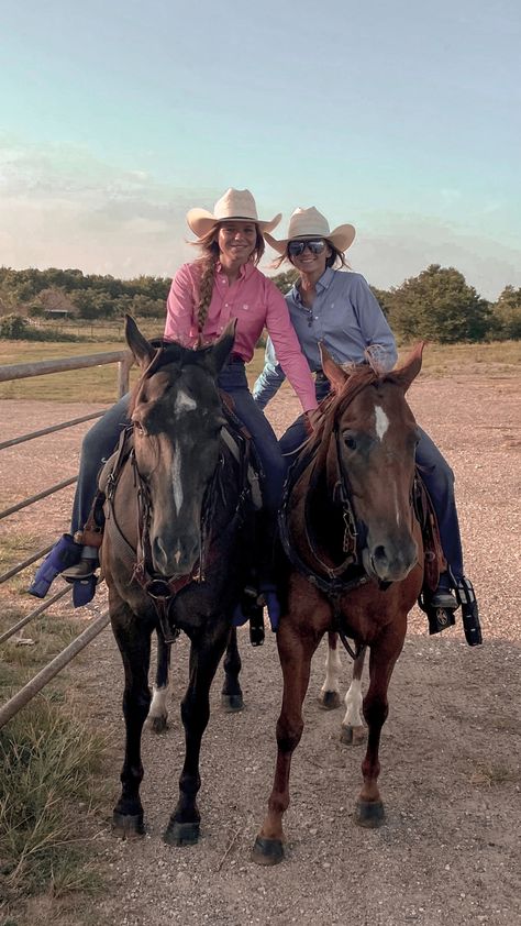 Best Friends Riding Horses, Rodeo Best Friend Pictures, Western Best Friend Pictures, Country Besties, Rodeo Family, Rodeo Aesthetic, Country Best Friends, Cute Country Couples, Pictures With Horses