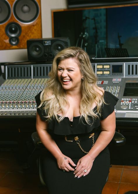 Kelly Clarkson Hair, British Movies, British Celebrities, Big Personality, British Women, Naomi Watts, Female Actresses, Kelly Clarkson, British Actresses