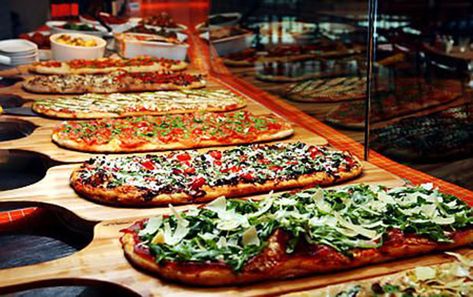 Cool Wedding Reception Pizza Buffet! Pizza Wedding, Pizza Buffet, Buffet Wedding Reception, Frijoles Refritos, Gourmet Breakfast, Decorações Com Comidas, Pizza Bar, Gourmet Pizza, Reception Food