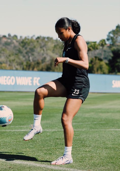 Pro Soccer Player Aesthetic, Girl Playing Soccer, Soccer Backgrounds, Soccer Season, Goal Board, Good Soccer Players, Beach Fits, Soccer Motivation, Girls Soccer