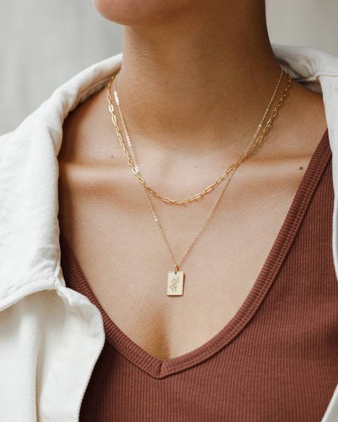 This contains: plp_main Paperclip Necklace Outfit, Paperclip Necklace Layering, Chain Layering, Paperclip Necklace, Paperclip Chain Necklace, Necklace Outfit, Gold Chain Design, Minimal Jewelry, Gold Necklace Layered