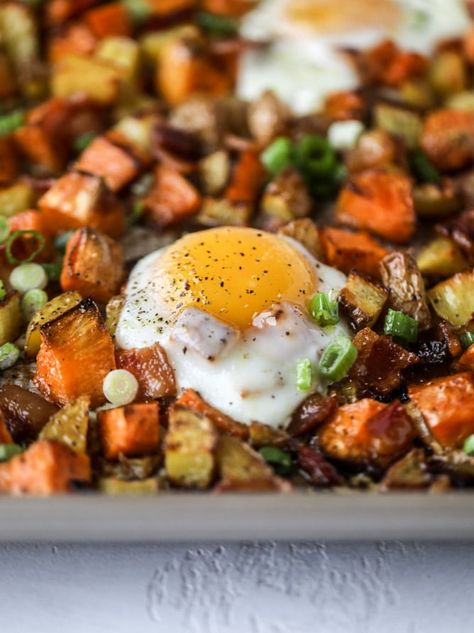 Sweet Potato Sheet Pan, Potato Sheet Pan, Sheet Pan Breakfast, Breakfast Hash Recipes, Sweet Potato Breakfast Hash, Savoury Breakfast, Morning Recipes, Menu Sarapan Sehat, Potato Breakfast