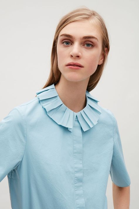 Stylish Business Outfits, Uni Fashion, Pleated Collar, Pouch Bags, Creative Shirts, Oversize Sleeves, Design Wardrobe, Light Blue Shirts, Collar Designs