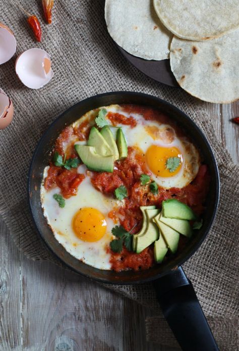 Shakshuka Ranchero - Shakshuka + Huevos Rancheros - RECETA, BRUNCH, DESAYUNO Ideas Para Desayunos, Everyday Meals, Healthy Foods To Eat, Latin America, Central America, Breakfast Brunch, Chili, Coffee Shop, Healthy Eating