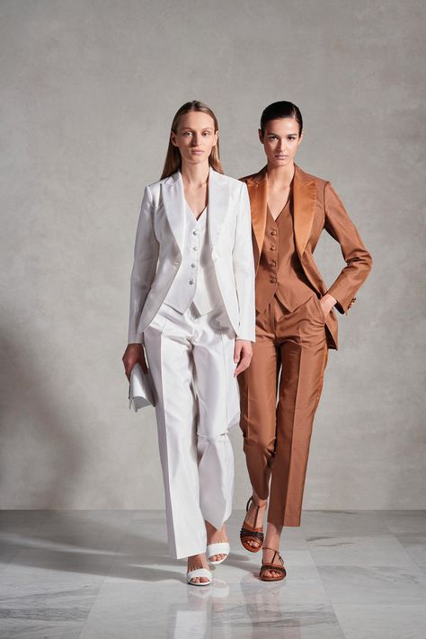 Kiton Women, Summer Office Looks, Linen Shirt Outfit, Chic Dressing, Smart Casual Women, Grown Women, Copenhagen Fashion Week, Prom Dresses With Sleeves, Fashion Show Collection