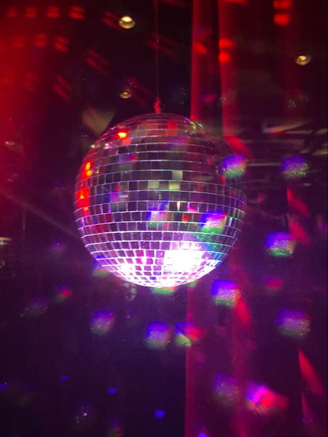 Disco Ball Reflection Photography, Disco Ball Light Effect, Shiny Disco Ball, Disco Ball Astethic, Disco Ball Reference, Disco Ball Lighting, Disco Ball Colorful, Disco Ball Lights, Modern Disco Aesthetic