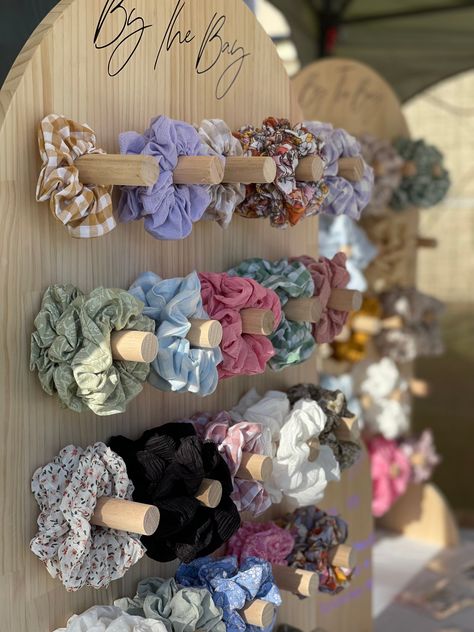 Small Business Stand Ideas, Girly Vendor Booth Ideas, Shipping Ideas For Small Business, Jewellery Stall Design, Small Stall Ideas, Small Business Stall Ideas, Stalls Decoration Ideas, Scrunchie Display Ideas, Vendors Booth Ideas Display