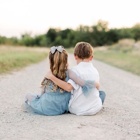 Young Sibling Photography, Brother Sister Poses, Brother Sister Photography, Brother Sister Pictures, Sibling Pics, Ashley Alexander, Sibling Photography Poses, Brother Pictures, Sibling Photo Shoots