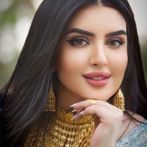 Princess Sheikha Mahra, Dubai Reels, Sheikha Mahra, Dolly Fashion, Army Girlfriend Pictures, Arabian Beauty, Arabian Beauty Women, Black Hair Color, Arab Beauty