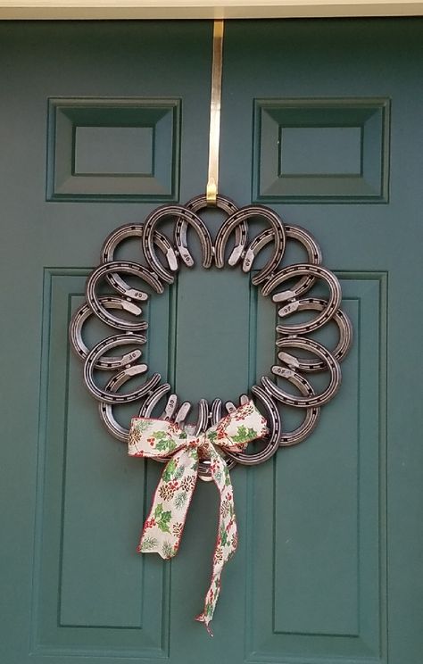 Welded Crafts To Sell, Horseshoe Wreath Diy, Horse Shoe Wreaths, Things To Make Out Of Horseshoes, Old Horse Shoes Ideas, Diy Horse Shoe Decor, Horse Show Welding Projects, Horse Shoe Art Ideas, Horse Shoes Ideas