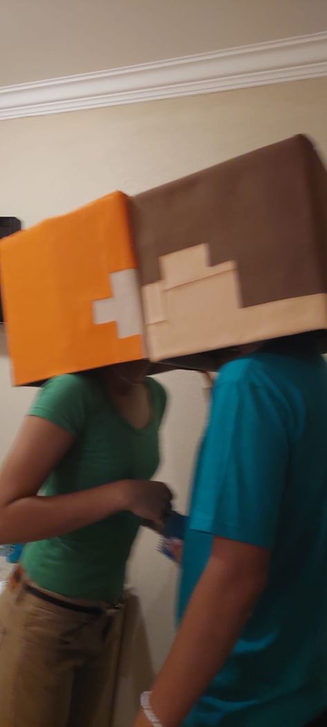 Disfraz de Minecraft Male Cosplay Ideas Easy, Alex And Steve Minecraft Costume, Meme Couple Costumes, Fortnite Couple Costume, Steve And Alex Costume, Fnaf Couple Costume, Minecraft Couple Costume, Not Cringe Couple Costumes, Halloween Costumes Minecraft