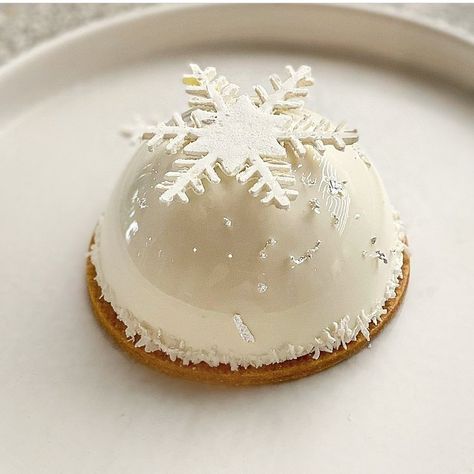 Chocolate Cake Toppers, Christmas Afternoon Tea, Yogurt Mousse, Antonio Bachour, Fancy Desserts Recipes, Christmas Pastries, Christmas Themed Cake, Fine Dining Desserts, Christmas Cake Designs