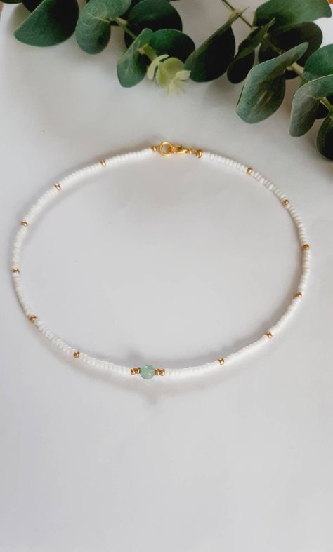 Small Glass Beads Jewelry, Cute Beaded Necklace Ideas, White Gemstone Beads Necklace, Beaded Jewelry Patterns Necklaces, Necklace Beads Ideas, Glass Seed Bead Jewelry, Cute Beaded Jewelry, Bead Necklace Ideas, Beaded Necklace Ideas