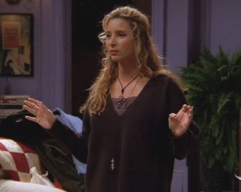 Phoebe Buffay Sweater, Phoebe Outfits, Lisa Kudrow Friends, Phoebe Buffay Outfits, Friends Phoebe, Friends Outfit, Friends Outfits, Lisa Kudrow, Friends Style