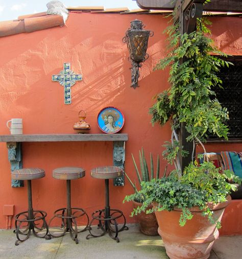 Sensational interior and garden designs by Sandy Koepke Spanish Backyard, Mexican Courtyard, Rustic Outdoor Spaces, Design Per Patio, Mexican Garden, Pintura Exterior, Courtyard Design, Mexican Home Decor, Mexican Home