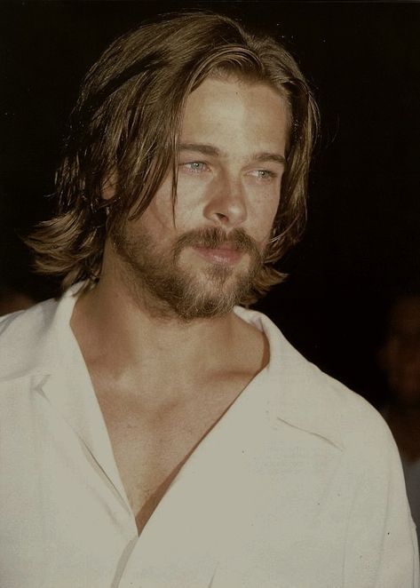 Brad Pitt Long Hair, Barba Hipster, Brad Pitt Pictures, Brad Pitt Haircut, Brad Pitt Hair, Brad Pitt Photos, Mens Hairstyles Medium, Cool Hairstyles For Men, Corte De Cabelo Masculino