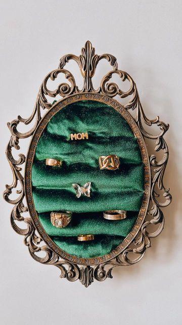 Jewelry Frames Diy, Diy Ring Organizer, Creative Ways To Store Jewelry, Diy Thrifted Christmas Gifts, Thriftmas Gifts, Thrifted Christmas Gift Ideas, Thrift Christmas Gifts, Ring Display Diy, Diy Jewelry Wall Display