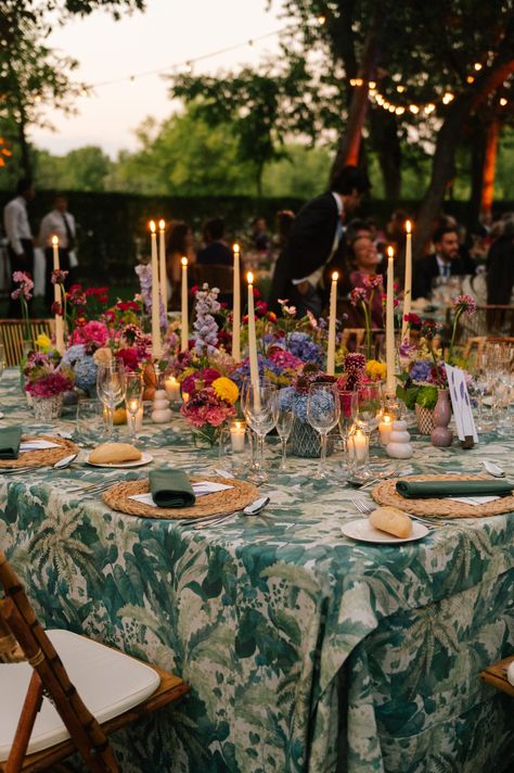 Casilda se casa Mediterranean Table Setting, Grad Dinner, Spring Dinner, Parent Trap, Jewel Tone Wedding, Eclectic Wedding, Outdoor Dinner, Fairy Wedding, Table Inspiration