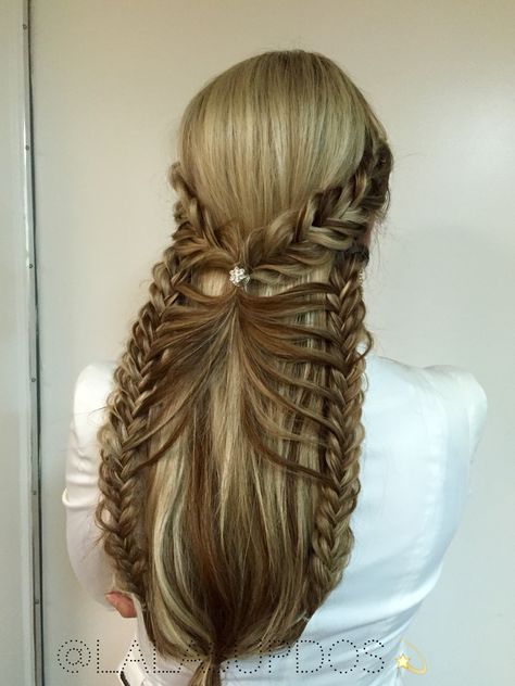 Imagine how hard that was to get it perfect . But it would be worth it for sure ! Beautiful <3 Half Braided Hairstyles, Fancy Braids, Half Updo Hairstyles, Half Updo, Fancy Hairstyles, Half Up Half Down Hair, Half Up Hair, Hair Art, Hair Designs