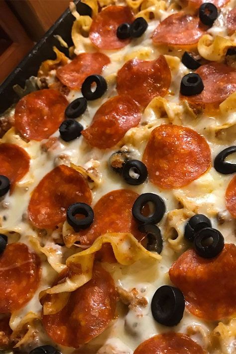 Peperoni Pasta Bake Pizza Casserole, Pepperoni And Sausage Pizza Casserole, Hamburger Pepperoni Casserole, Pepperoni Pizza Casserole With Egg Noodles, Pizza Casserole Recipe With Egg Noodles, Pizza Hot Dish Recipe, Pepperoni Hotdish, Ground Beef And Pepperoni Recipes, Baked Pizza Casserole