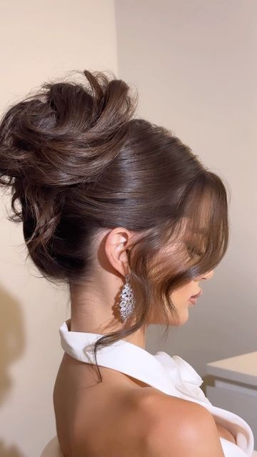 Updo Hairstyles For A Wedding, Old Fashion Hairstyles Curls, Wedding Hair In Bun, Elegant Hairstyles For Bride, Bun For Wedding Hair, Hairstyles For Important Events, Elegant Hair Up Styles, Updos For Medium Length Hair Formal, Prom Hair From Front View