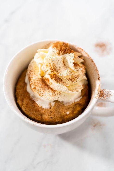 Easy pumpkin pie mug cake. Move over pumpkin spice latte! You’re not the only way to enjoy warm, autumn flavors in a cup. This Pumpkin Pie Mug Cake is here to steal the spotlight and satisfy the sweet tooth! Pie In A Mug, Pumpkin Mug Cake, Jessica In The Kitchen, Single Serve Cake, Pumpkin Pie Cake, Nutella Mug Cake, Mug Cake Healthy, Easy Mug Cake, Cake Calories