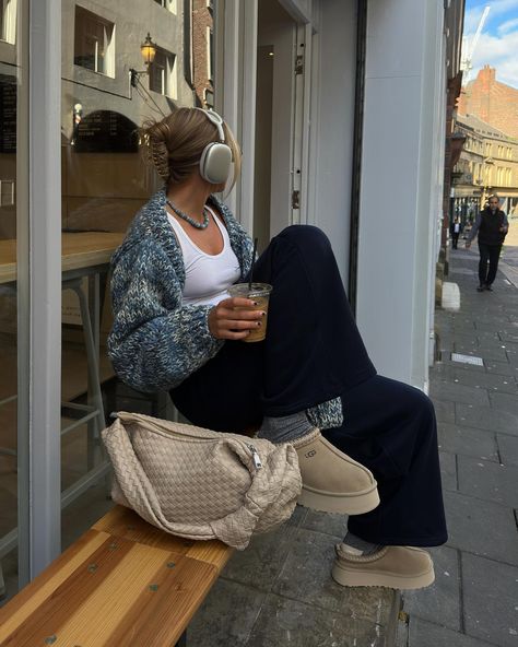 Chunky Headphones, Headphone Outfit, Casual Comfy Outfit, Fall Fashion Casual, Bottega Bag, Apple Headphones, Apple Headphone, Fast Fashion Brands, Comfy Outfit