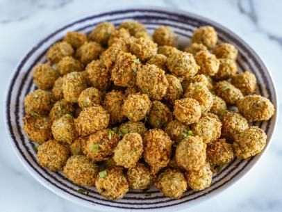 Fried Olives Recipe, French Beef Bourguignon, Special Appetizers, Food For Entertaining, Fried Appetizers, Fancy Snacks, Fried Olives, Blue Cheese Stuffed Olives, Tv Recipes