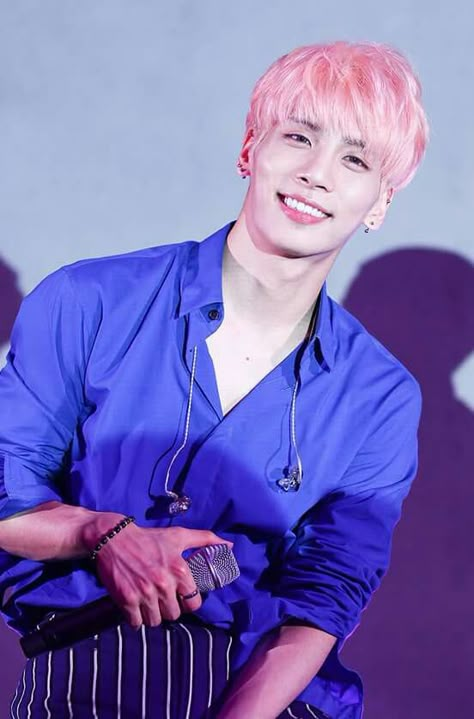 Jonghyun Jonghyun Pink Hair, Shinee Members, Shinee Debut, Onew Jonghyun, Shinee Jonghyun, Korean Entertainment, Asian Boys, K Idols, Pink Hair