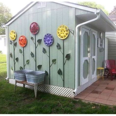 A DIY Hubcap Flower Garden can brighten up any yard! Diy Yard Art Ideas, Yard Art Ideas, Diy Yard Art, Junk Garden, Yard Art Crafts, Container Gardening Flowers, Garden Porch, Yard Project, Diy Yard