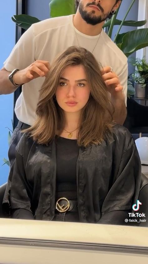 😍 🥰 😘 😗 Haircuts For Medium Length Hair, Oval Face Haircuts, Layered Haircuts For Medium Hair, Oval Face Hairstyles, Bangs With Medium Hair, Hairstyles For Layered Hair, Shoulder Length Hair Cuts, Short Wavy Hair, Haircuts For Medium Hair