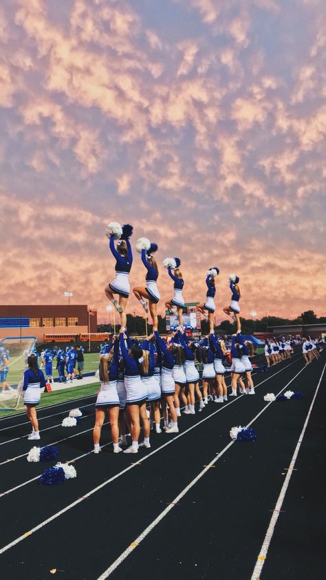 Friday Night Lights Friday Night Lights Cheerleaders, America Vibes Aesthetic, Friday Night Lights Cheer, Friday Night Lights Aesthetic, Exchange Year Usa, American High School Aesthetic, American Highschool, Usa High School, High School Aesthetic