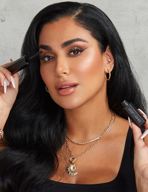 Everyday Glam Makeup, Signature Makeup Look, Soft Glam Look, Huda Kattan, Makeup And Skincare Products, Huda Beauty Makeup, Everyday Glam, Soft Glam Makeup, Green Eyeshadow