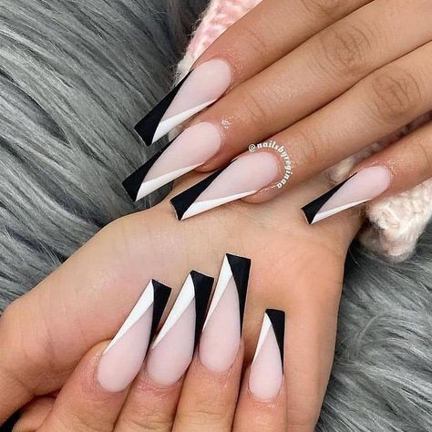 Amazing Nails (@amaziing_naiilsfeed1) • Instagram photos and videos White Nail French Tip, Nails Silver And White, Glitter White Acrylic Nails, Silver And White Nails, White Nails Glitter, Sparkly Black Nails, White Spots On Nails, White Tip Nail Designs, Acrylic Nail Designs Coffin