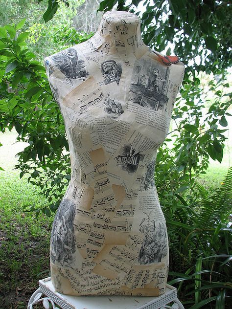 paper mache/modge podge dress form - SO cute Paper Mache Dress, Paper Gown, Mannequin Diy, Musical Dress, Paper Mache Projects, Etiquette Vintage, Mannequin Art, Mannequin Dress, Dress Form Mannequin