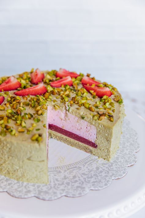 Strawberry Entremet, Green Treats, Summer Desert, Saffron Spice, Chilled Desserts, Flavor Combinations, Pistachio Cake, Berry Cake, Raspberry Cake