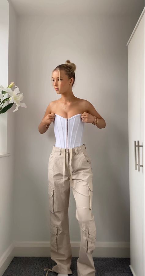 Corset Outfit Street Style, Corset Outfit Casual, Outfit With Corset, Cargo Pants Outfit Women, Corset Outfit, Fashion Terms, Uni Outfits, Causal Outfits, Spring Fashion Outfits