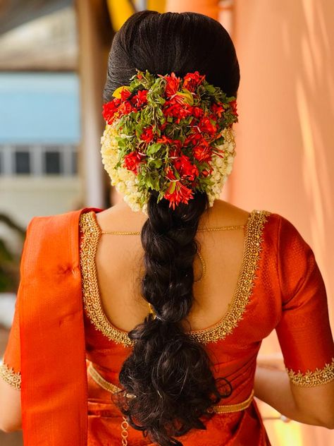 Saree Hairstyles With Jasmine, South Indian Wedding Hairstyles Simple, Kerala Bride Hairstyles With Flowers, Kerala Wedding Hairstyle, Hindu Bridal Hairstyles, Hindu Bridal Hairstyles Kerala, Kerala Bride Hairstyles, Kerala Beauty, Simple Bridal Hairstyle