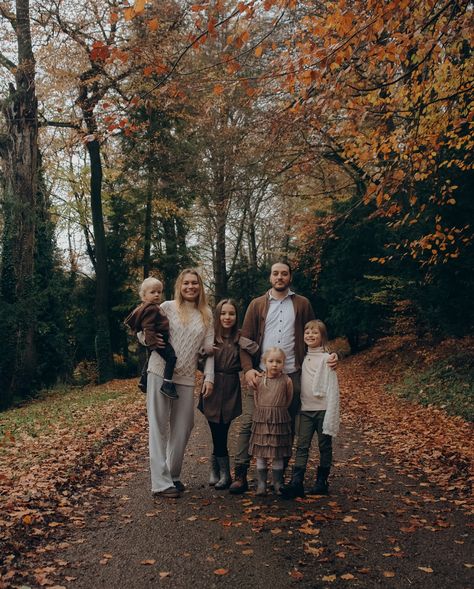 family ‘fall photoshoot 🍂 ~ autumn is here, and it’s the perfect time to capture those warm, golden moments! The crisp air, vibrant leaves, and cozy vibes make for stunning photos you’ll cherish forever. 🍁 Don’t miss out—book your fall photoshoot now and let’s freeze this magical season in time! DM me for details ✨ Cozy Fall Photoshoot, Fall Leaves Family Photos, Moody Fall Family Photos, Corn Maze Photoshoot, Moody Family Photos, Family Fall Photoshoot, Thanksgiving Photoshoot, Fall Photoshoot Family, Extended Family Photos