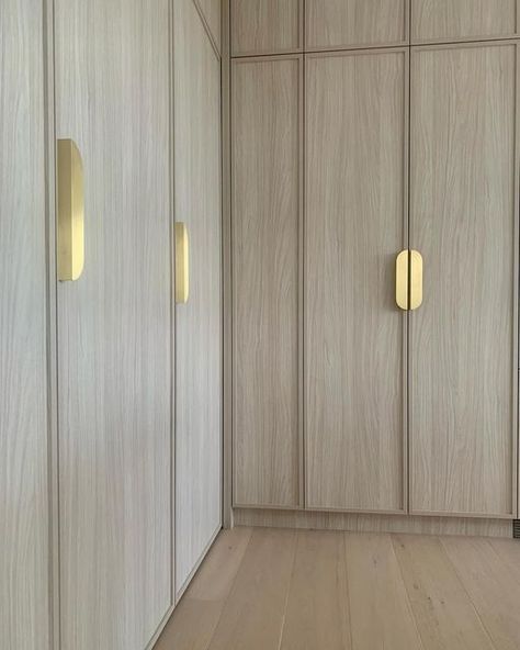 Veneer Wardrobe Design, Coastal Luxe Interiors, Modern Closet Designs, Coastal Luxe, Luxe Kitchen, Wardrobe Design Modern, Door Handles Modern, Oak Wardrobe, Wardrobe Door Handles