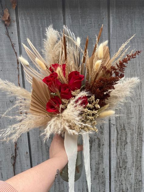 Black And Red Boho Wedding, Red Wildflower Bouquet, Cowboy Wedding Theme, Red Rose Wedding Theme, Holiday Party Centerpieces, Rose Gold Boho, Grass Centerpiece, Rose Wedding Theme, Red Bridal Bouquet