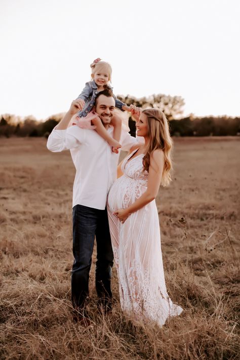 Family Photoshoot With Pregnant Mom, Maternity Photo Shoot Poses Family, Family Outdoor Maternity Shoot, Family Pictures While Pregnant, Maternity Family Of 3 Photography, Second Maternity Photoshoot, Maternity Photo With Son, Maternity Photography With Daughter And Husband, Family Portraits Pregnant