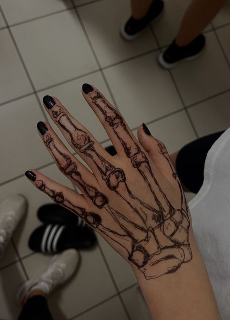 Skeleton Hand Drawing, Skeleton Hands Drawing, Skeleton Drawings, Pretty Hand Tattoos, Sharpie Tattoos, Pen Tattoo, Hand Doodles, Skeleton Hand Tattoo, Small Hand Tattoos