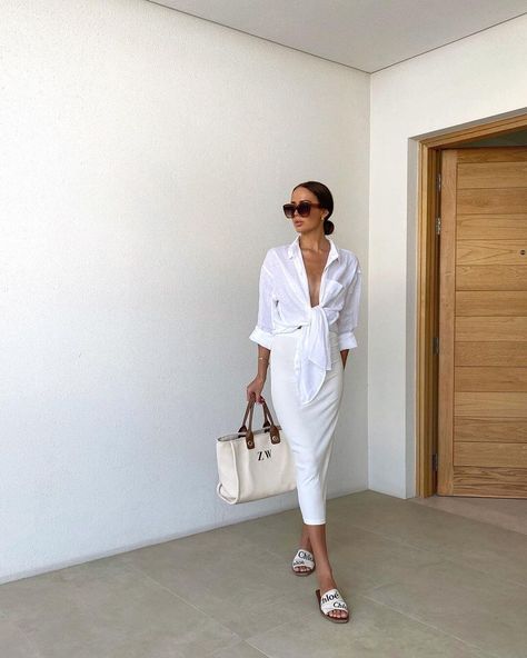 10 Off-Beat White Outfits For Summer Summer White Outfits, Elegant Summer Outfits, Oversized White Shirt, White Shirt Outfits, Effortlessly Chic Outfits, Elegante Casual, Neutral Outfit, Inspiration Mode, Looks Style