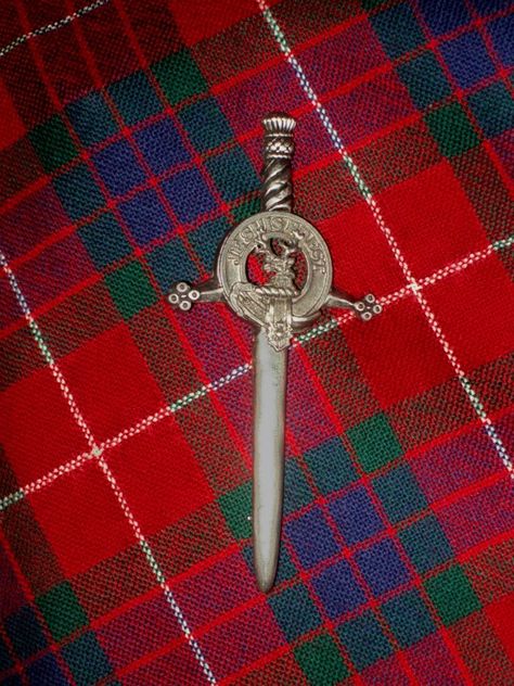 Clan Fraser Tartan And Crest Photo by Tenaj_27 | Photobucket Fraser Tartan, Fraser Clan, Gabaldon Outlander, Claire Randall, Diana Gabaldon Outlander Series, Outlander Book Series, Diana Gabaldon Outlander, Dragonfly In Amber, Scottish Kilts