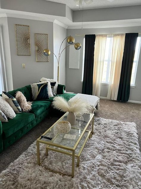 Emerald Green Living Room, Room Decor Ideas Aesthetic, Aesthetics Room Decor, Green Couch Living Room, Green Sofa Living Room, Green Living Room Decor, Girl Apartment Decor, Glam Living Room Decor, Lights Room