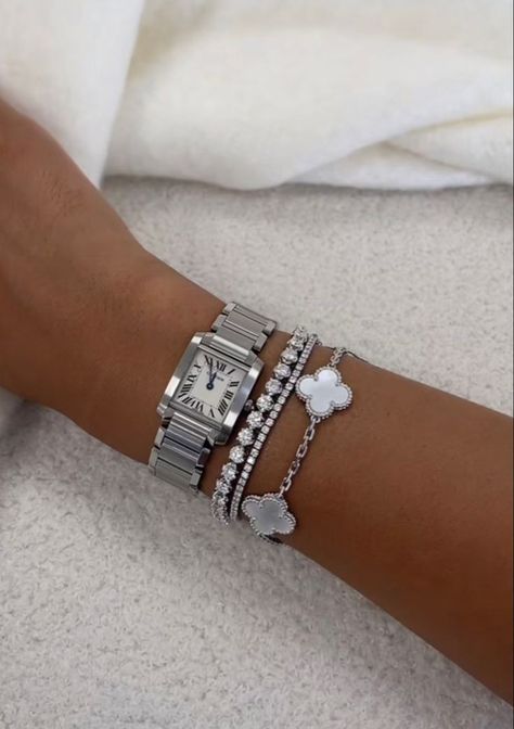 Jewelry Van Cleef, Hermes Aesthetic, Old Money Outfit Ideas, Van Cleef Bracelet, Cleef Bracelet, European Spring, Jewellery Summer, Watch For Ladies, Bracelet Cartier