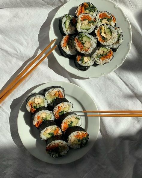 Japan Vegan Food, Gimbap Vegan, Gimbap Korean Food, Kimbap Aesthetic, Vegan Kimbap, Korean Takeout, Acorn Jelly, Korean Kimbap, Vegan Korean Food